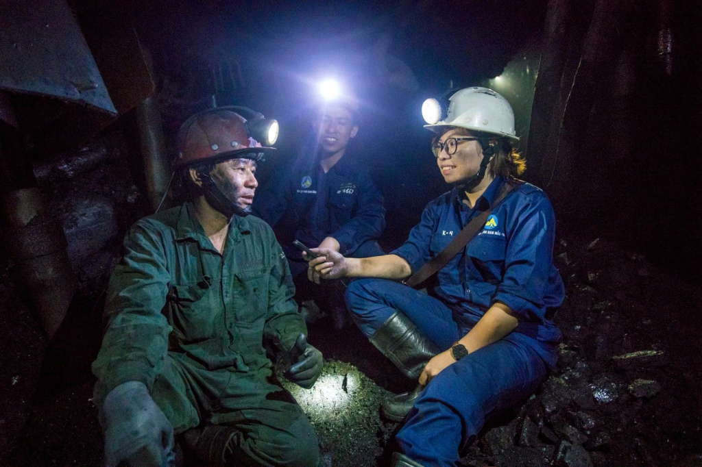 Phóng viên Trường Giang (VOV Đông Bắc) tác nghiệp tại mỏ than Nam Mẫu.