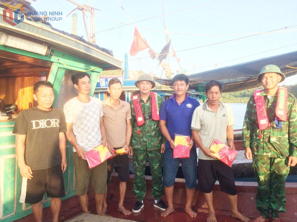 Thượng úy Nguyễn Bá Quân, (ngoài cùng bên phải) tặng cờ Tổ quốc cho ngư dân.
