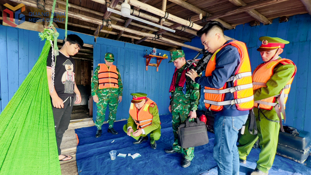 Phóng viên Trung tâm Truyền thông tin phản ánh công tác đảm bảo an toàn giao thông thuỷ nội địa.