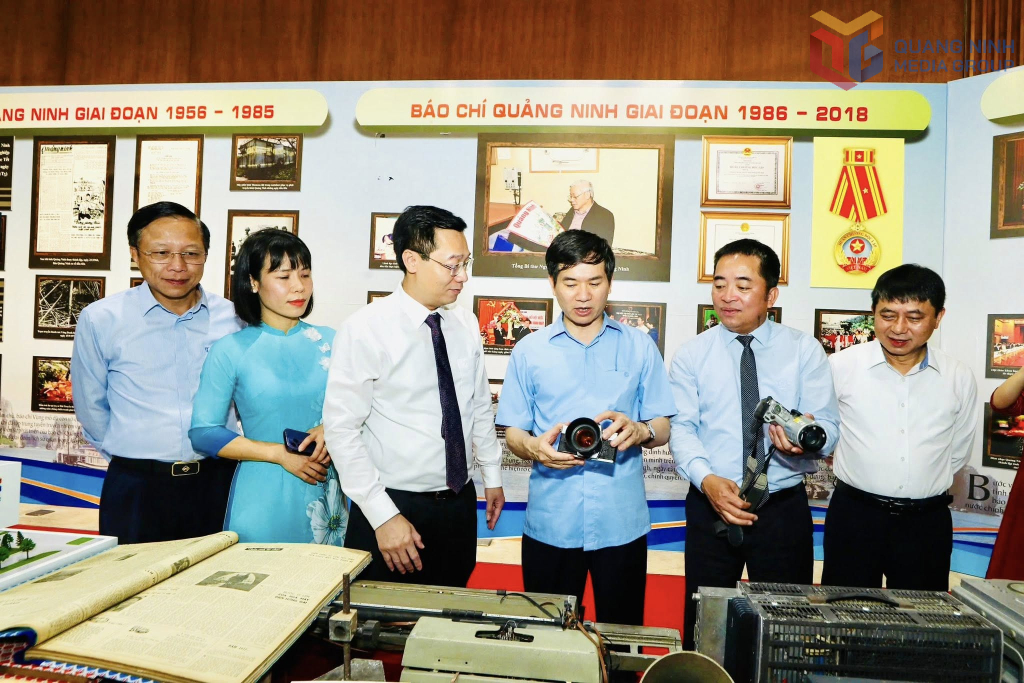 Đồng chí Vũ Quyết Tiến, Phó Bí thư Tỉnh ủy tham quan triển lãm 100 năm báo chí cách mạng Việt Nam.