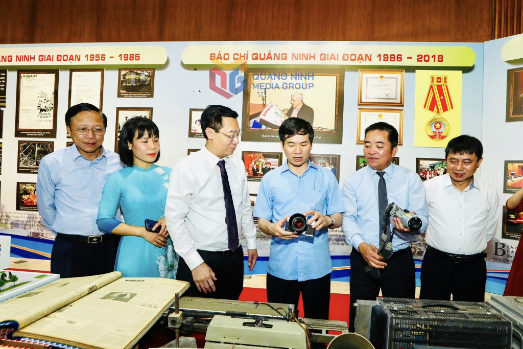 Đồng chí Vũ Quyết Tiến, Phó Bí thư Tỉnh ủy tham quan triển lãm 100 năm báo chí cách mạng Việt Nam.