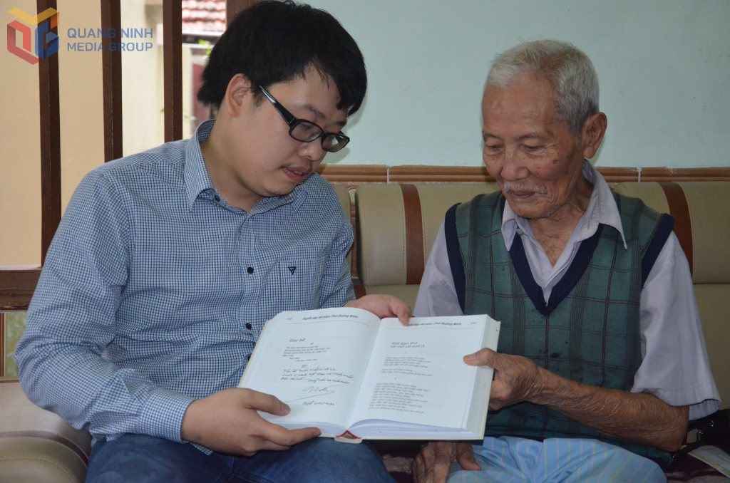Nhà báo Như Mai và nhà báo nhà văn trẻ Đinh Phương, phóng viên Tạp chí Văn nghệ Quân đội.