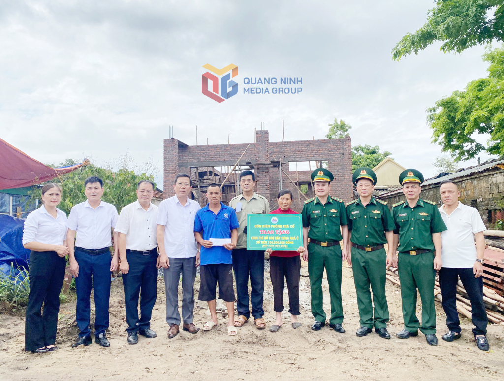 Đồn Biên phòng Trà Cổ trao kinh phí hỗ trợ xây dựng nhà cho gia đình bà Tâm.