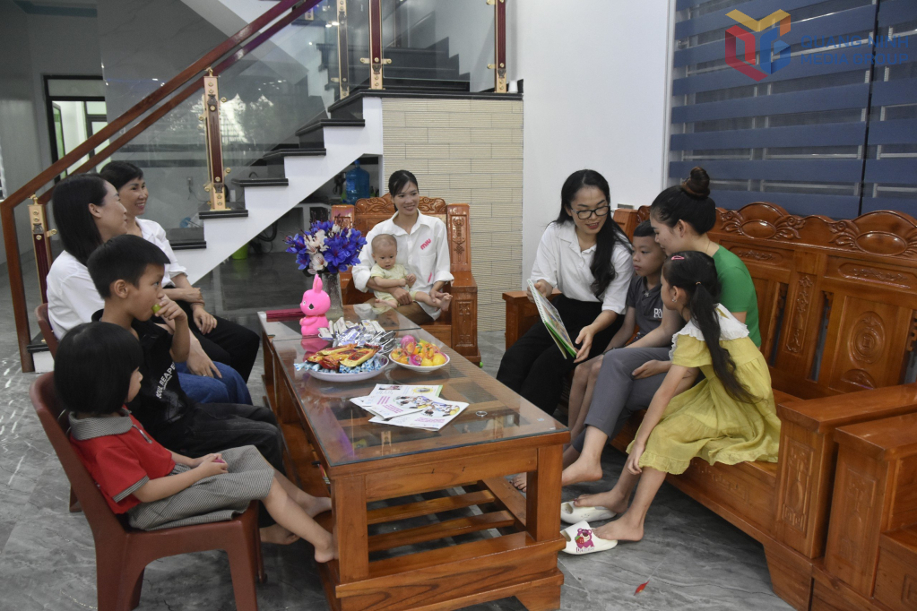 Ban Chủ nhiệm mô hình “Nhóm cha mẹ chăm sóc, giáo dục, phát triển trẻ thơ” xã Quảng An (huyện Đầm Hà) đến tham quan, tuyên truyền tại gia hội hội viên. Ảnh: Hoàng Giang