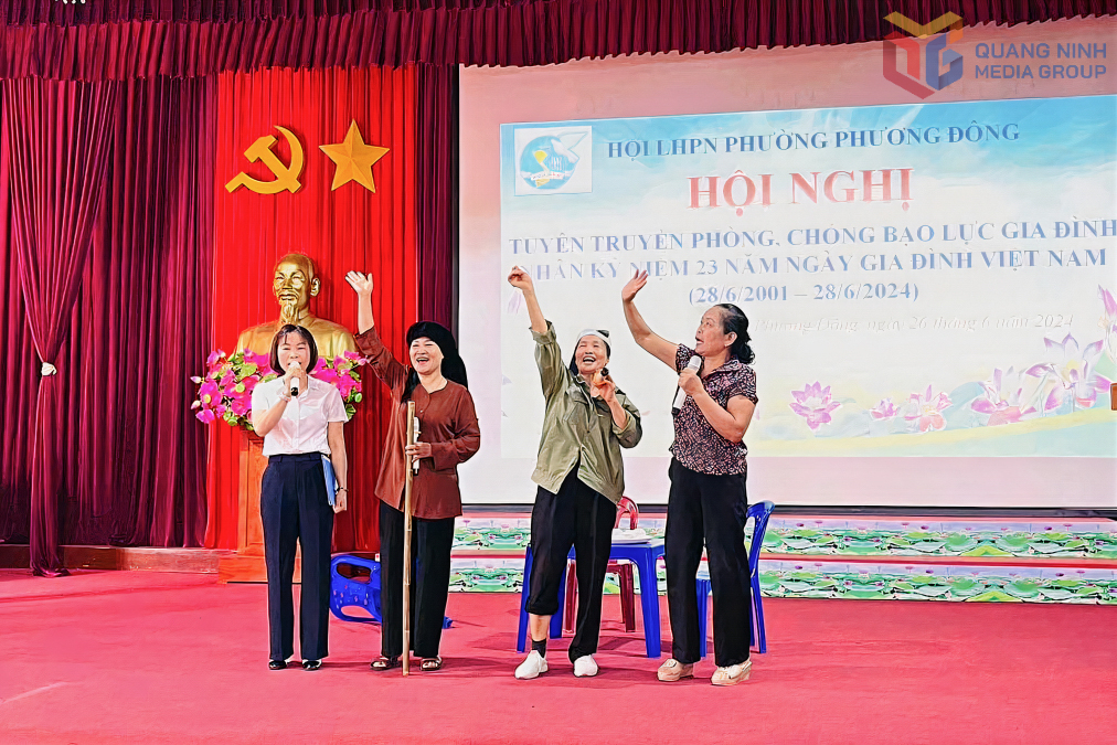 Hội LHPN phường Phương Đông (TP Uông Bí) tuyên truyền phòng, chống bạo lực gia đình theo hình thức sân khấu hóa. Ảnh: Vân Anh