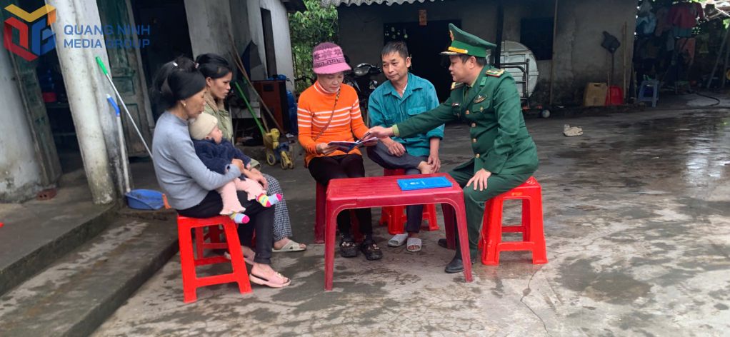 Cán bộ Đồn BP Pò Hèn thường xuyên xuống địa bàn để nắm bắt tình hình đời sống của người dân. Ảnh: Nguyễn Chiến