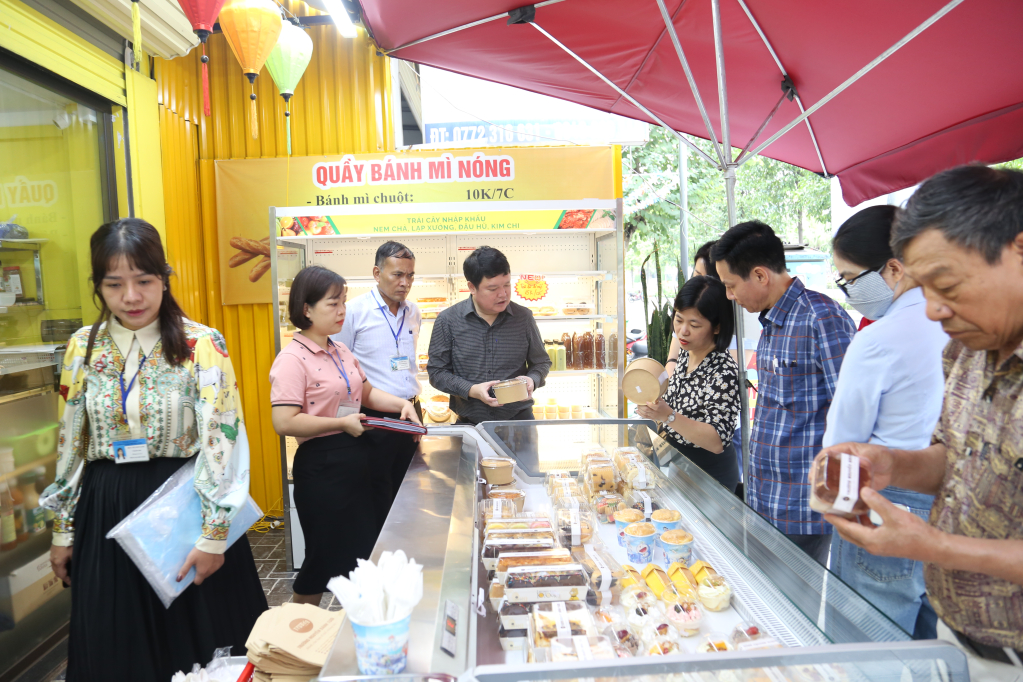 Đoàn Liên ngành của tỉnh kiểm tra đột xuất ATTP tại cơ sở sản xuất, kinh doanh bánh Trường Nguyễn, TP Hạ Long. Ảnh: Hồng Phương (Trung tâm TT-VH Hạ Long)