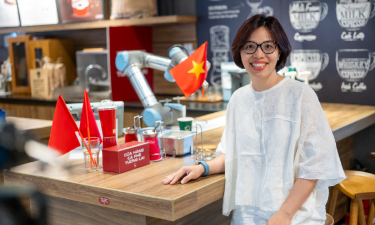 Robot pha đồ, bưng bê tại quán cà phê ở Hà Nội