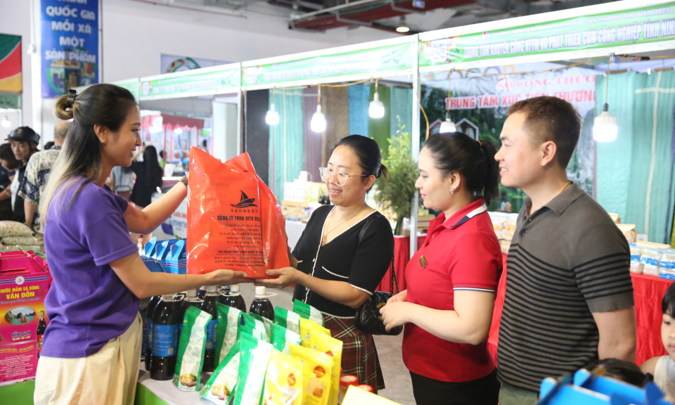 Hội chợ OCOP khu vực Đồng bằng sông Hồng - Quảng Ninh 2025 thu hút gần 32.000 lượt khách