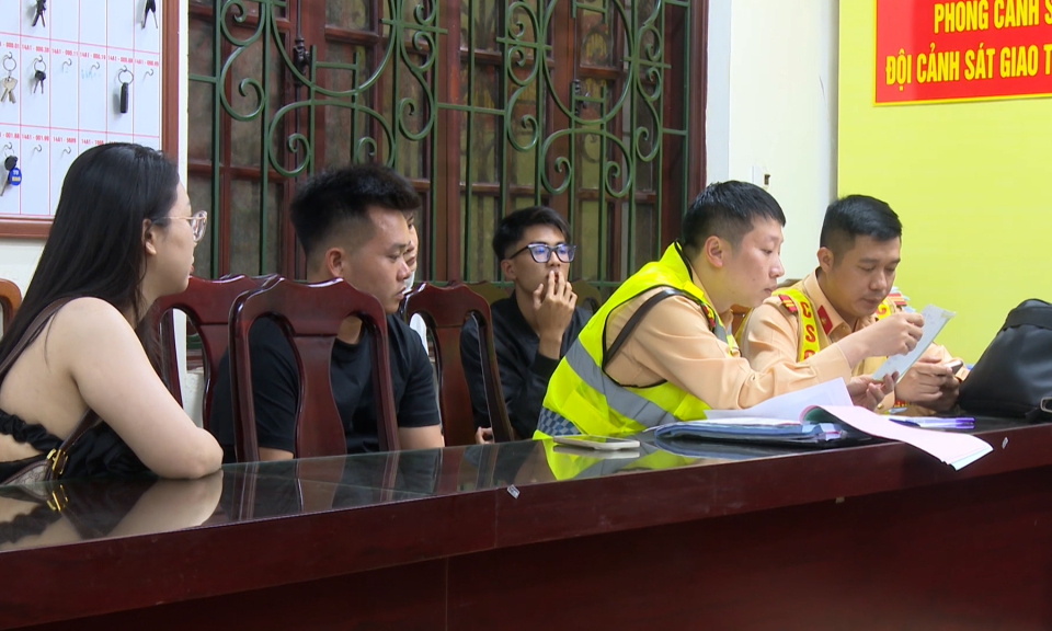 Ngăn chặn nhóm thanh niên đi xe không gắn biển kiểm soát, phóng nhanh vượt ẩu