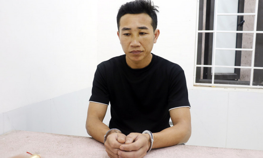 Tạm giữ phụ huynh say rượu hành hung cô giáo giữa sân trường