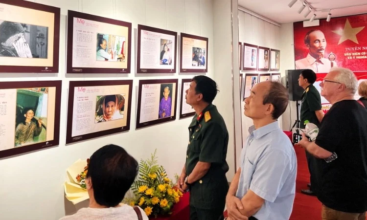 Triển lãm ảnh tri ân những người mẹ Việt Nam huyền thoại