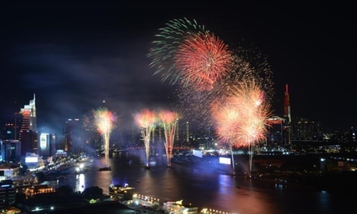 Spectacular fireworks light up HCM City to mark 50 years of National Reunification