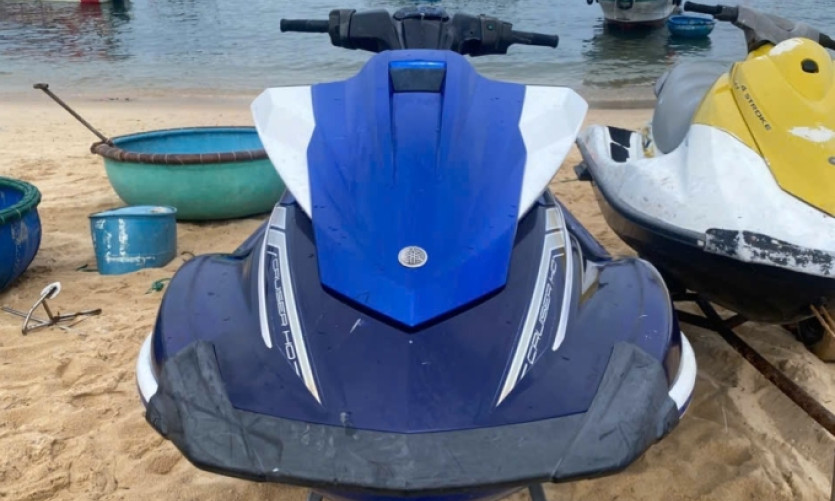 Motor nước lao lên bờ tông bé gái tử vong