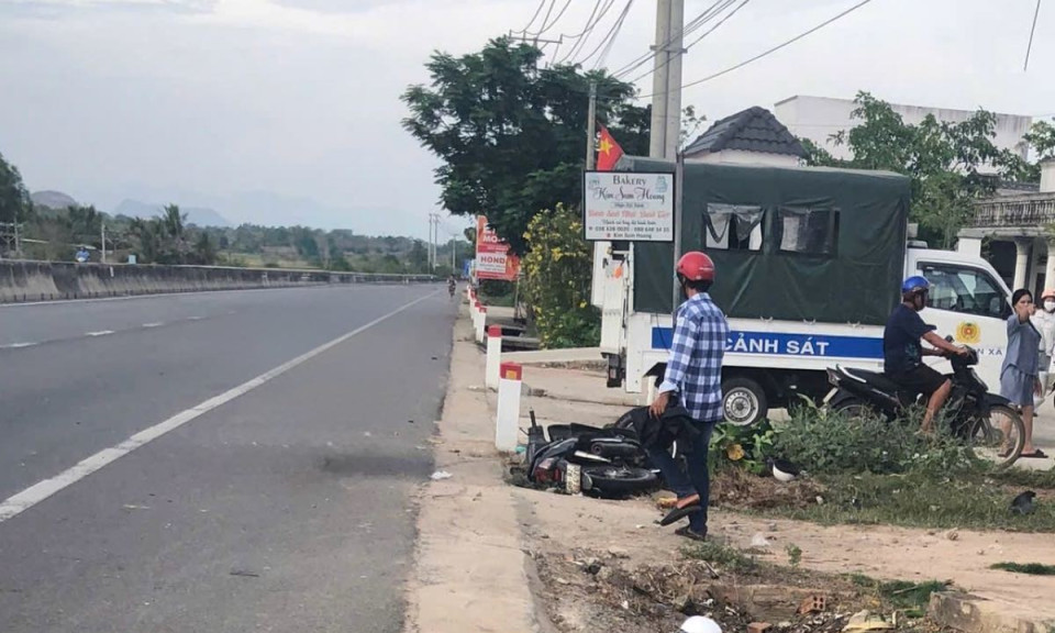 Xe máy lao xuống rãnh thoát nước, 3 người trong gia đình thương vong