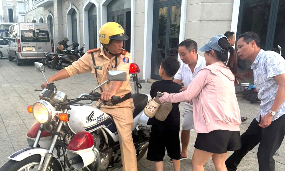 CSGT Quảng Ninh kịp thời hỗ trợ nhiều du khách 