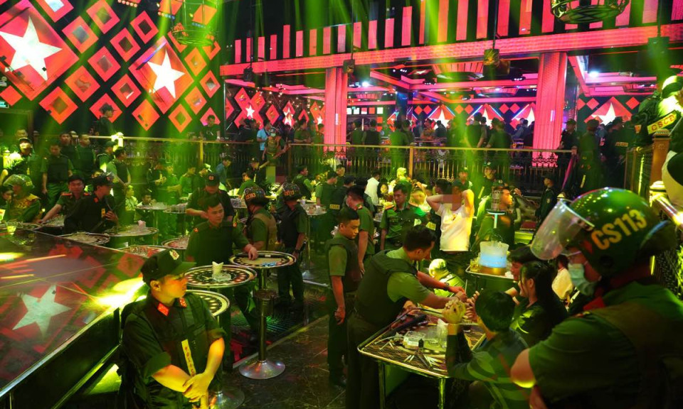 300 cảnh sát đột kích quán bar lớn ở Phan Thiết, 42 dân chơi dương tính ma túy