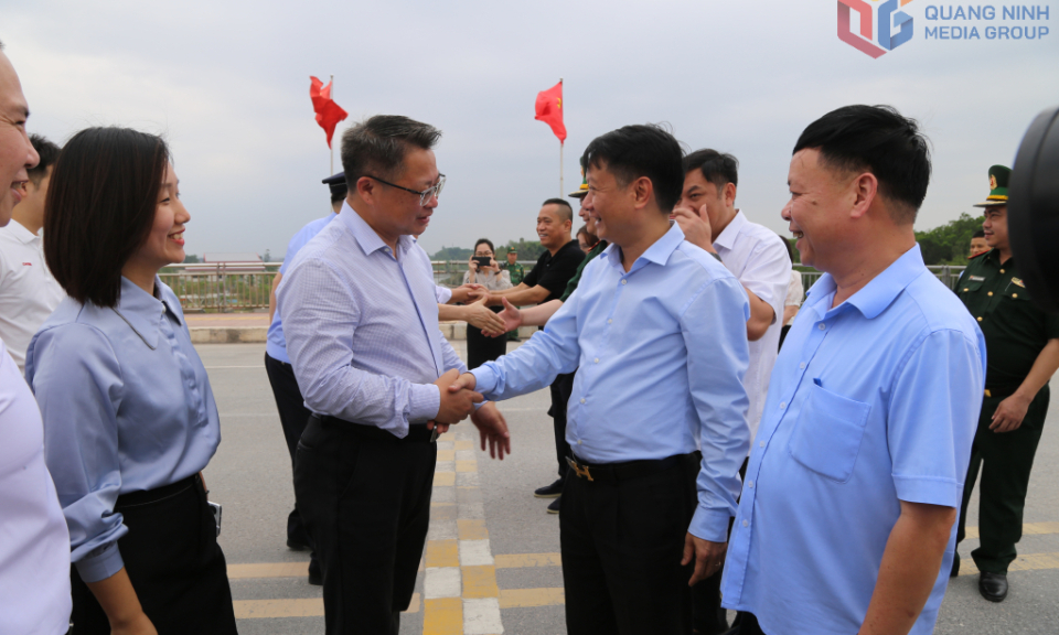 越南芒街市与中国东兴市就共建智能口岸举行会谈