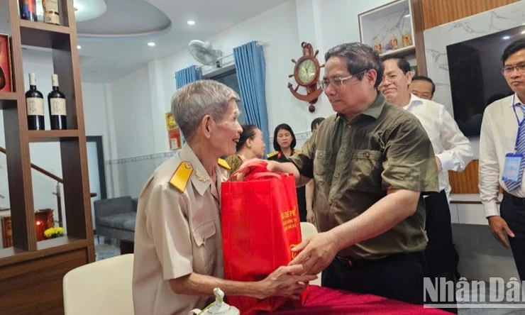 Thủ tướng Phạm Minh Chính tri ân các Anh hùng liệt sĩ, chiến sĩ cách mạng tại Côn Đảo