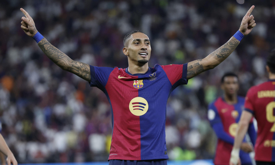 Bí quyết giúp Raphinha bùng nổ cùng Barca: Ngọn lửa từ Ronaldinho