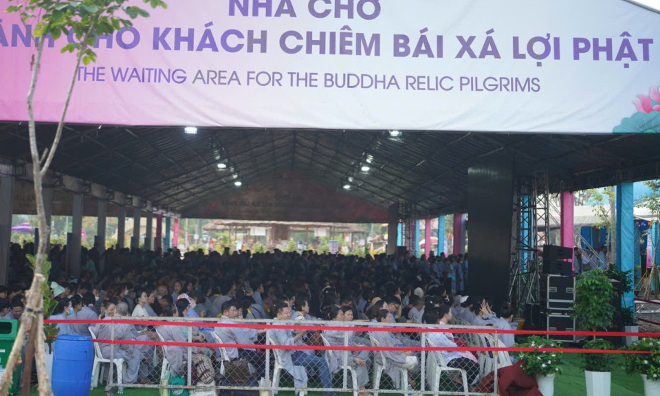 Đông đảo người dân cung kính chiêm bái xá-lợi Đức Phật lần đầu đến Việt Nam