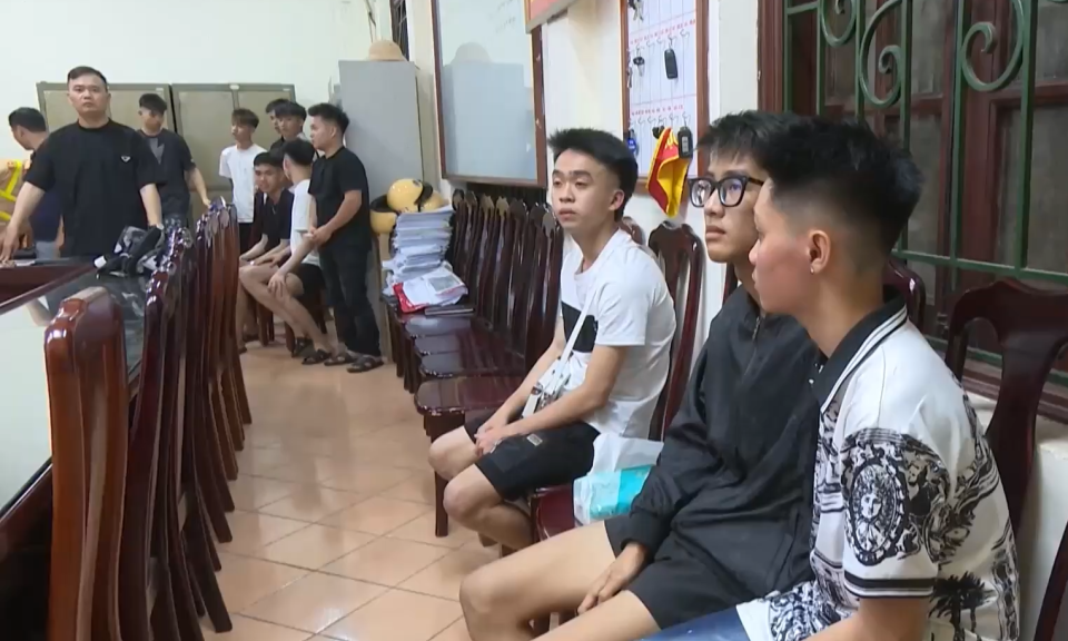 Ngăn chặn nhóm thanh thiếu niên phóng nhanh, vượt ẩu, bốc đầu
