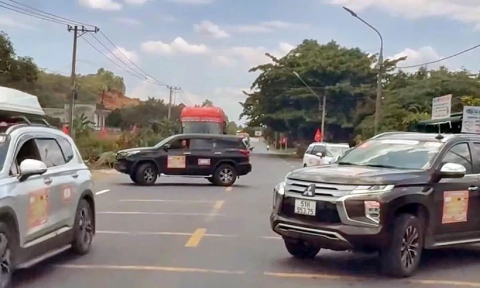 Xác định 4 tài xế trong 'đoàn xe doanh nhân' mắc lỗi dừng xe trái quy định