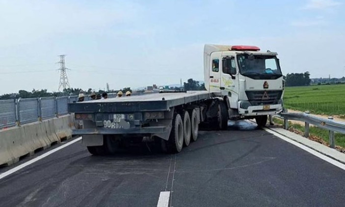 Xe đầu kéo chắn ngang đường cao tốc, phương tiện ách tắc kéo dài
