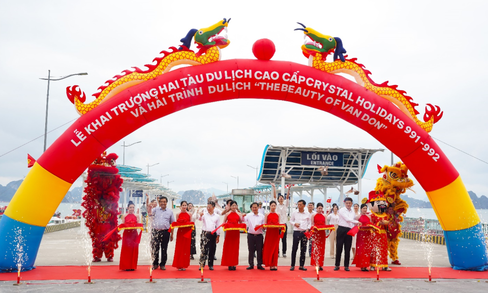 Quảng Ninh có thêm đội tàu du lịch cao cấp phục vụ khách tham quan Vịnh Bái Tử Long