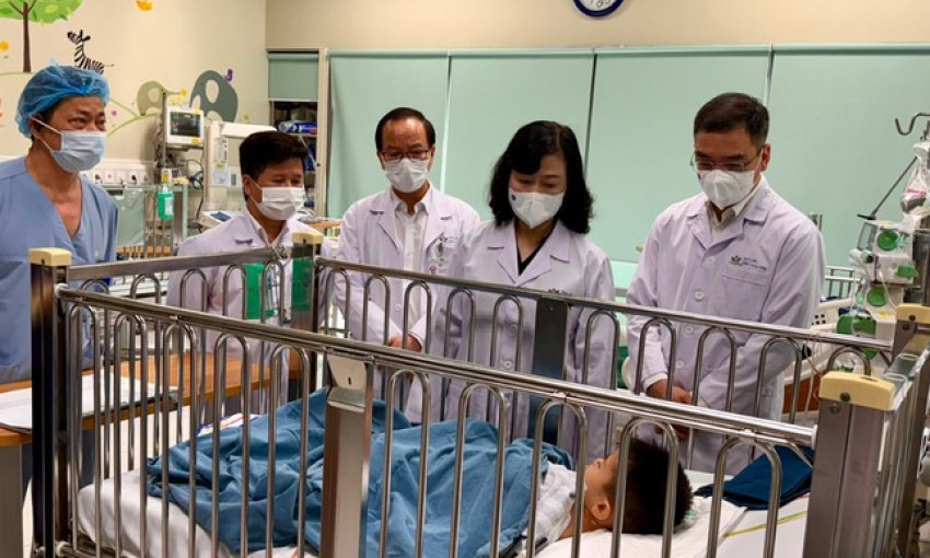 Bộ trưởng Bộ Y tế Đào Hồng Lan thăm bệnh nhi bị bác sĩ từ chối cấp cứu vì chưa đóng viện phí 