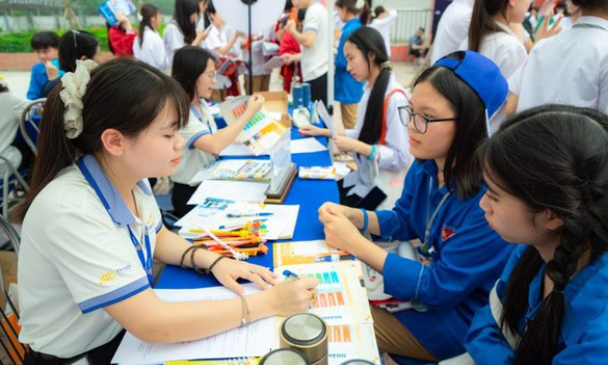 Sinh viên ngành Triết học có được miễn học phí?