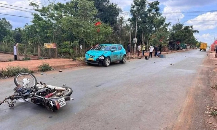 Taxi điện va chạm xe máy, một người tử vong