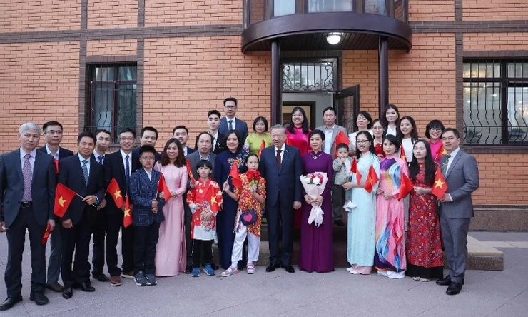 Tổng Bí thư Tô Lâm gặp gỡ cán bộ Đại sứ quán và cộng đồng người Việt Nam