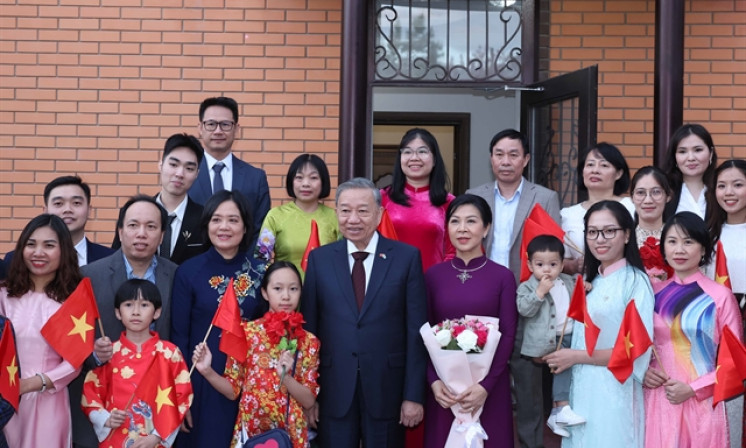 Party chief meets with Vietnamese community in Kazakhstan