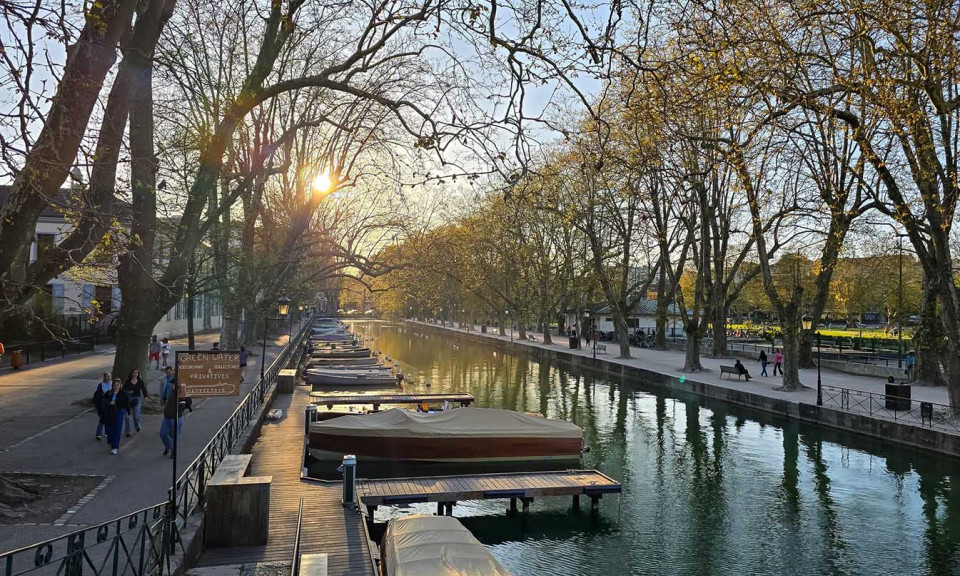Ngắm chiều buông ở thị trấn Annecy, miền Đông nước Pháp