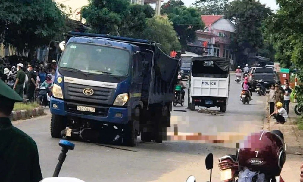 Quảng Trị: Xe tải va chạm xe máy ở nút giao, hai người thương vong