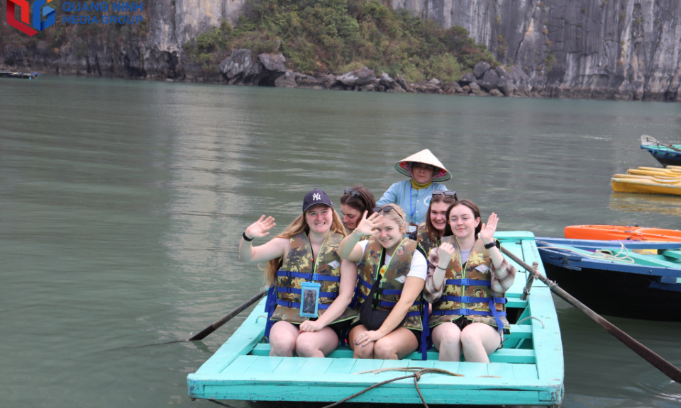Ha Long Bay captivates international tourists