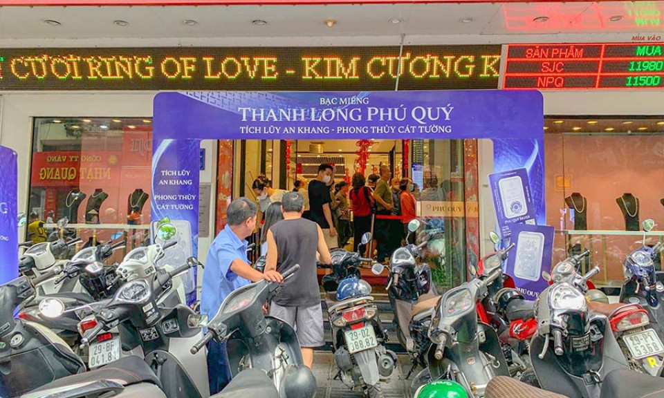 Giá vàng tăng 3 triệu đồng/lượng, cửa hàng tiếp tục giới hạn bán ra