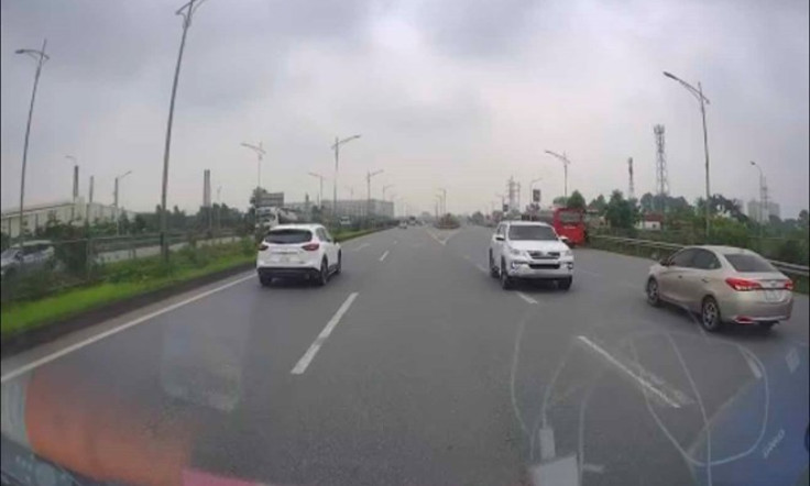 Mức xử phạt tài xế ô tô đi ngược chiều trên cao tốc Hà Nội - Bắc Giang
