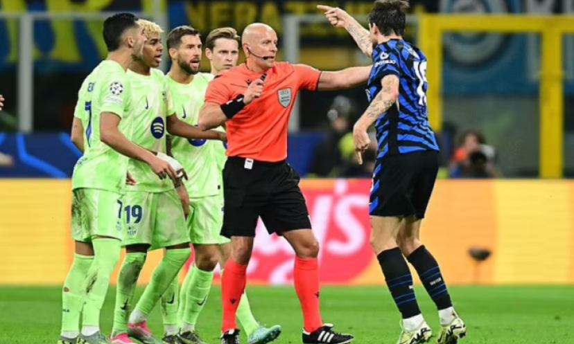 Trung vệ Barca nhổ nước bọt vào cầu thủ Inter