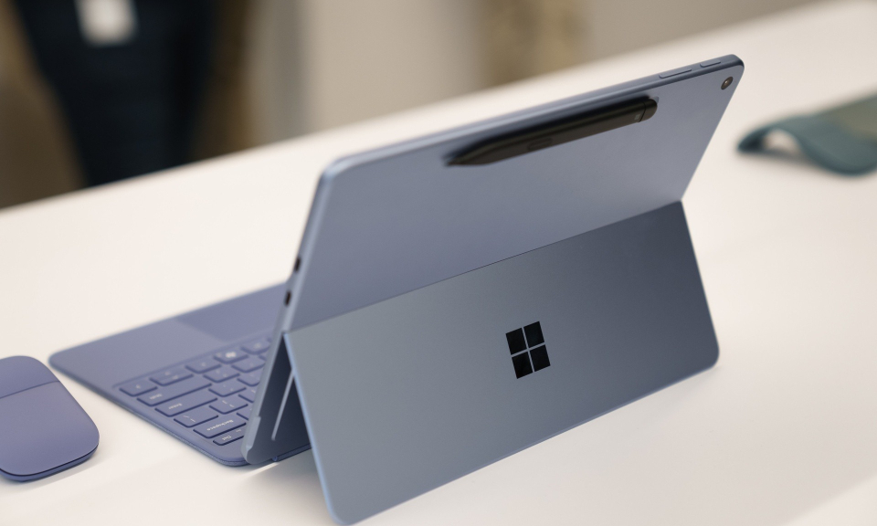 Microsoft ra mắt máy tính AI giá rẻ