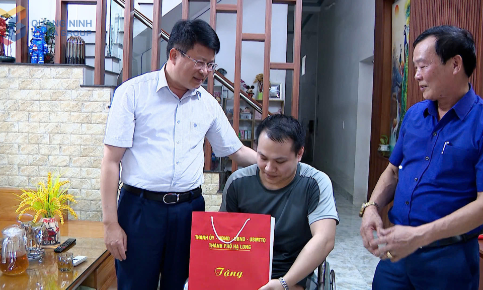 Lãnh đạo TP Hạ Long thăm, tặng quà gia đình nạn nhân tai nạn lao động