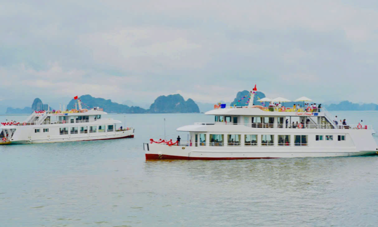 越南广宁省拜子龙湾旅游线路新增了豪华游轮