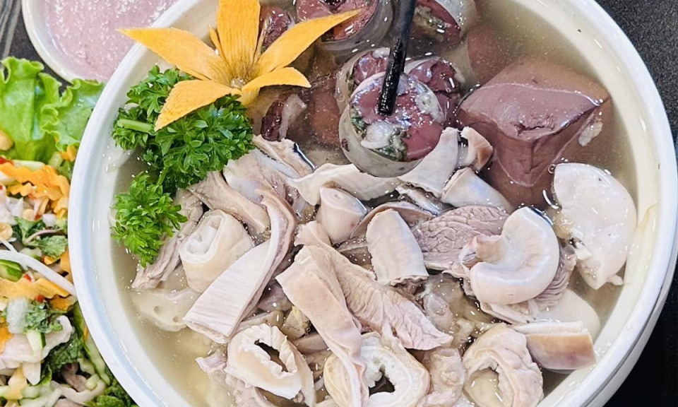 Ba không khi ăn lòng lợn