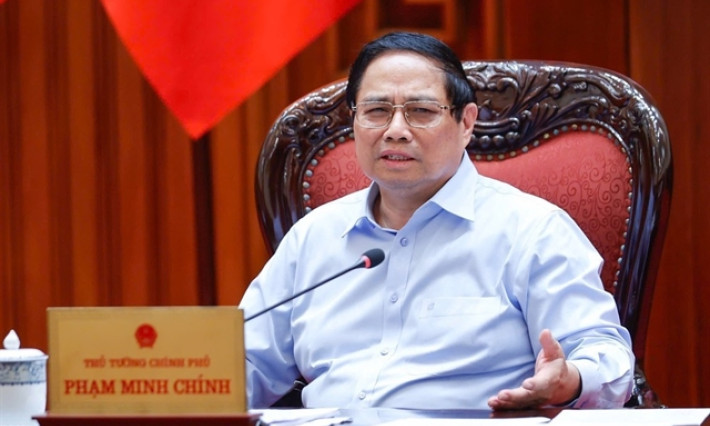 PM demands swiftly institutionalising Party's resolution on private economic sector