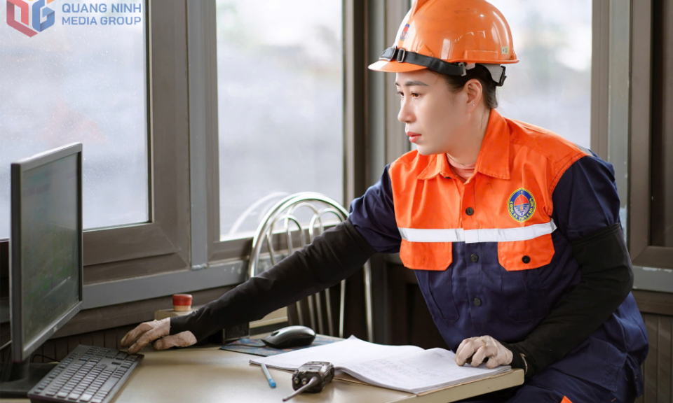 Nữ công nhân tiên tiến tiêu biểu  