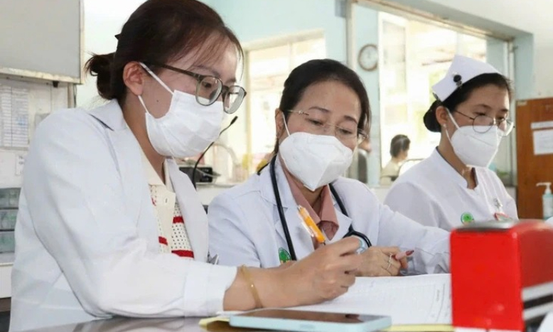 Bé trai 2 tuổi uống nhầm bột thông cống vì tưởng đồ ăn