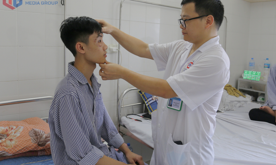 Bệnh viện tuyến tỉnh lần đầu ứng dụng công nghệ cao tái tạo ổ mắt phức tạp