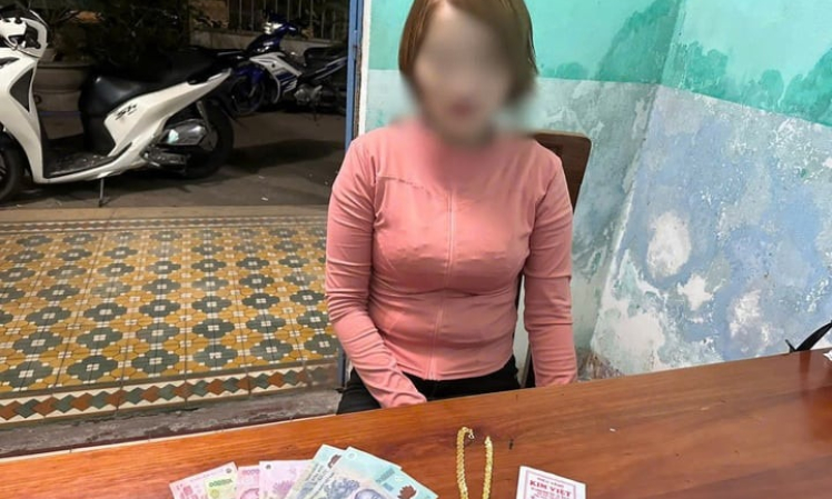 Nữ 'đạo chích' bị bắt sau 3 tiếng đồng hồ cuỗm tài sản ở tiệm vàng