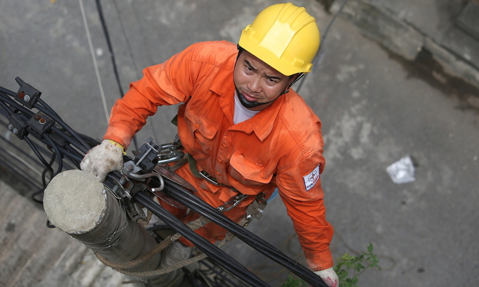 Giá điện tăng 4,8% lên hơn 2.200 đồng một kWh từ ngày mai